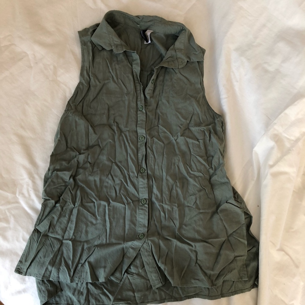 Sleeveless kaki top